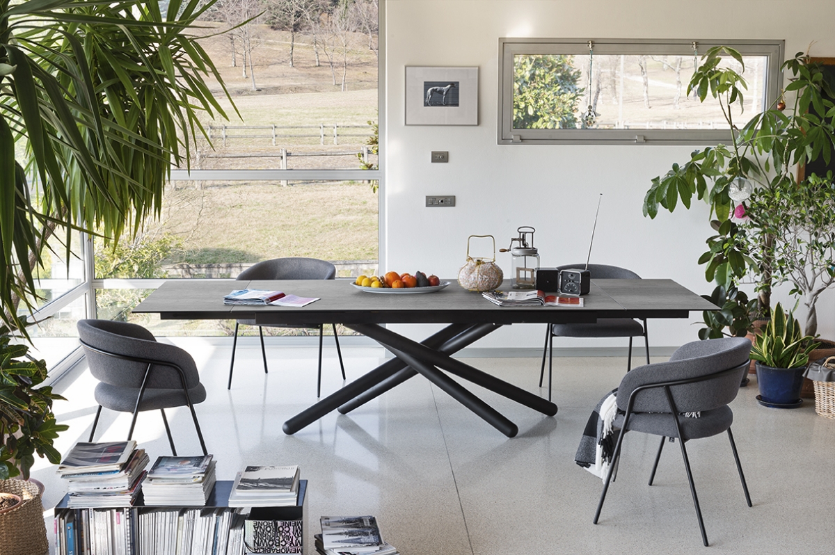 Τραπέζι DUEL της Connubia με λευκή κεραμική επιφάνεια και λευκή μεταλλική βάση, διαθέσιμο στην Αθήνα στο Adamopoulos Casa Ideale 