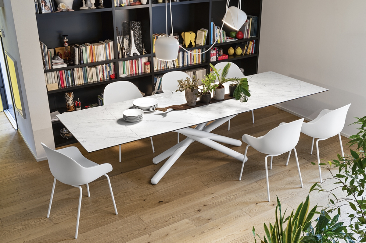 Τραπέζι φαγητού DUEL με κεραμική επιφάνεια τύπου λευκού μαρμάρου και σταυρωτή λευκή μεταλλική βάση