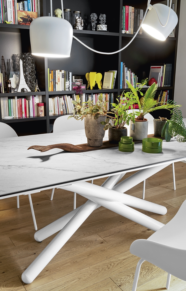 Λεπτομέρεια της κεραμικής επιφάνειας του τραπεζιού Duel 