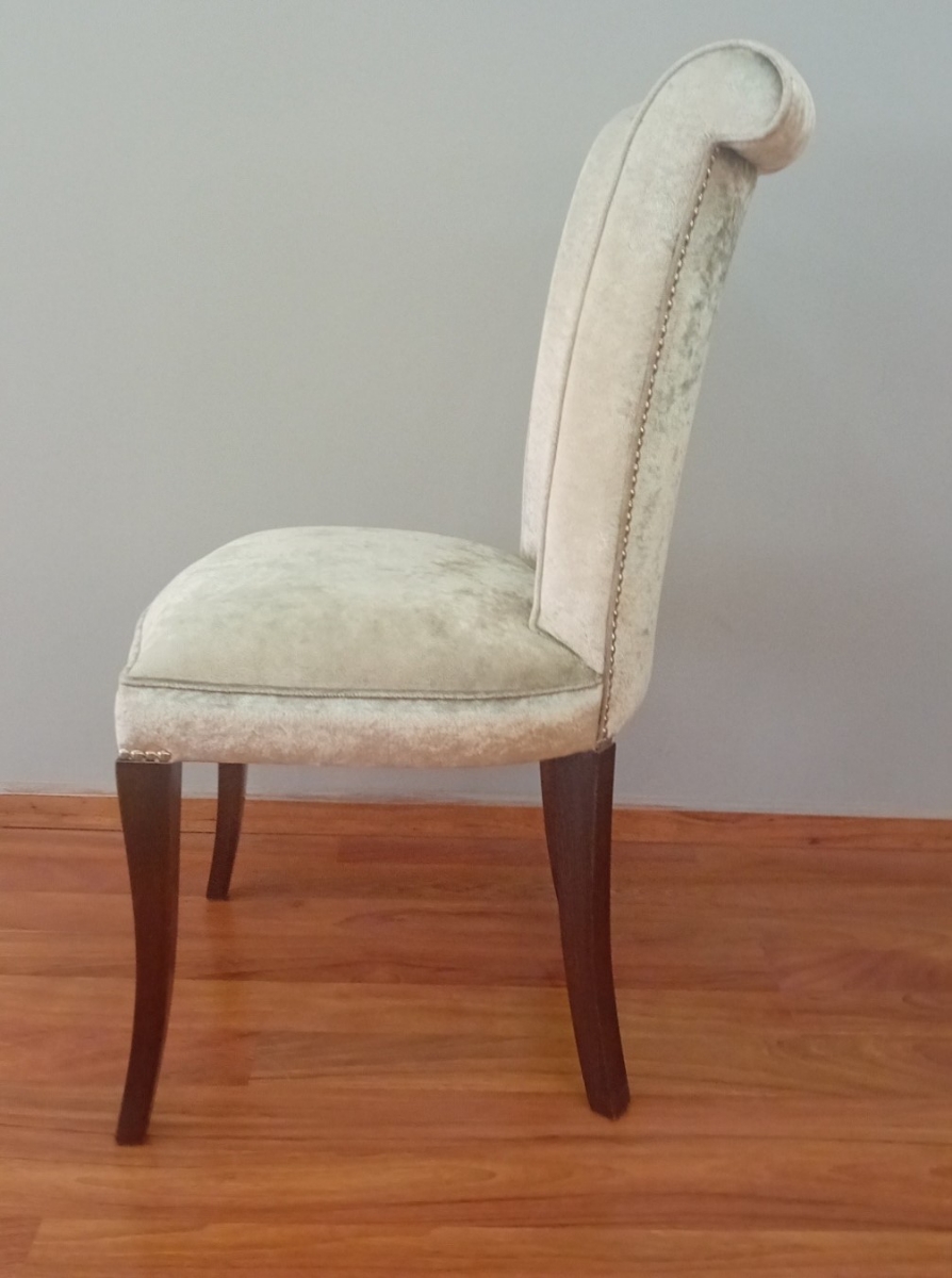 Εκθεσιακή καρέκλα Amore με γυαλιστερό βελούδο και καμπαράδες