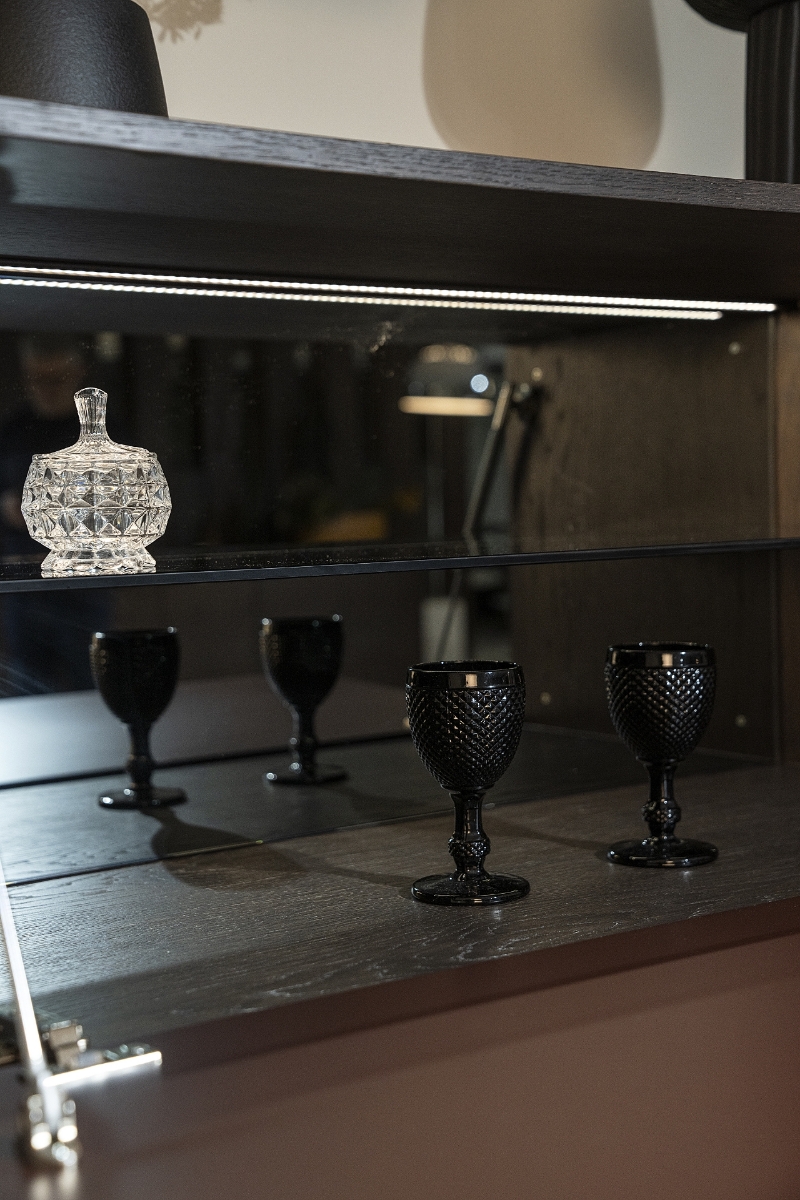Μπουφές μπαρ Loft Lofitng Bar με 2 πόρτες και 1 πόρτα κουμπάσο Adamopoulos