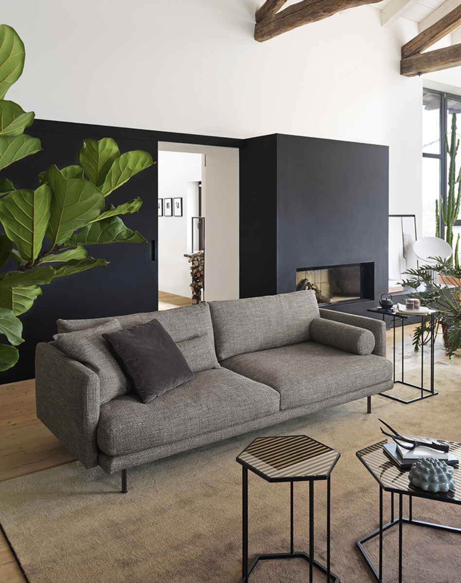 Καναπές Mies Calligaris με μεταλλική πόρπη στα μαξιλάρια κεφαλής στην Αθήνα