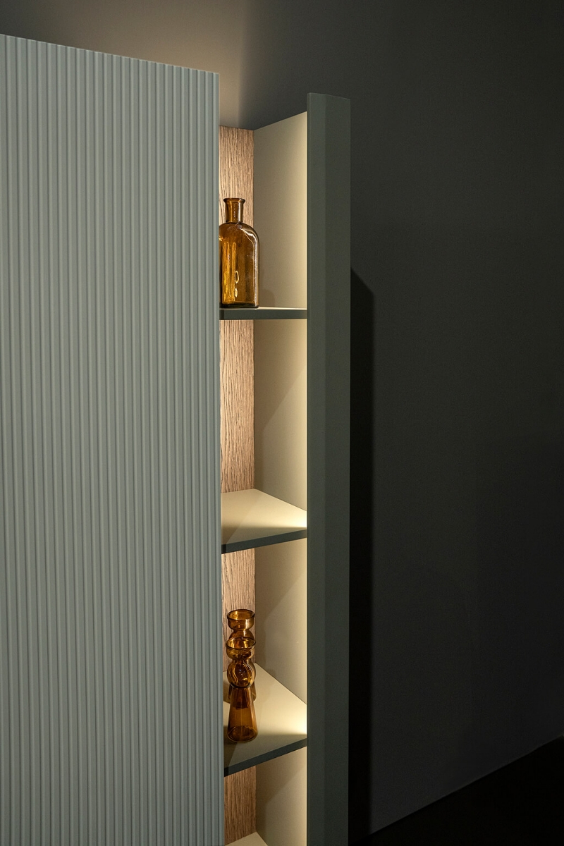 Βιβλιοθήκη σαλονιού με ξύλο δρυς, λάκα και κρυφό φωτισμό