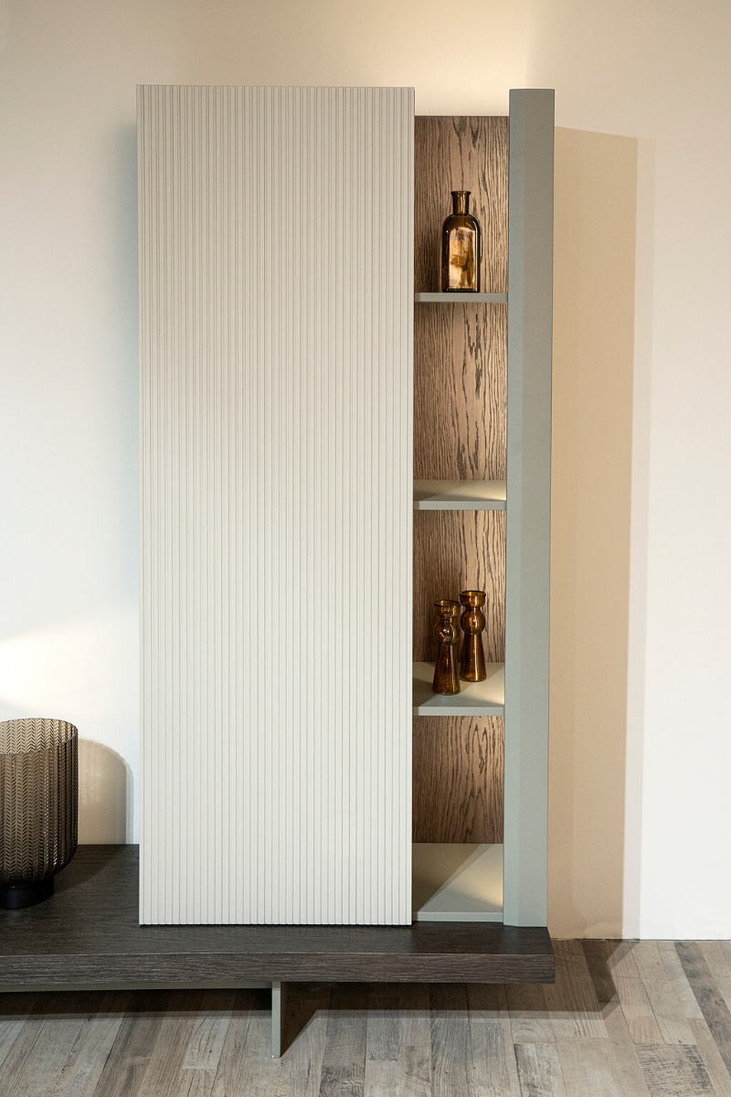 Μοντέρνα βιβλιοθήκη με ανοιχτά ράφια και κλειστή αποθήκευση