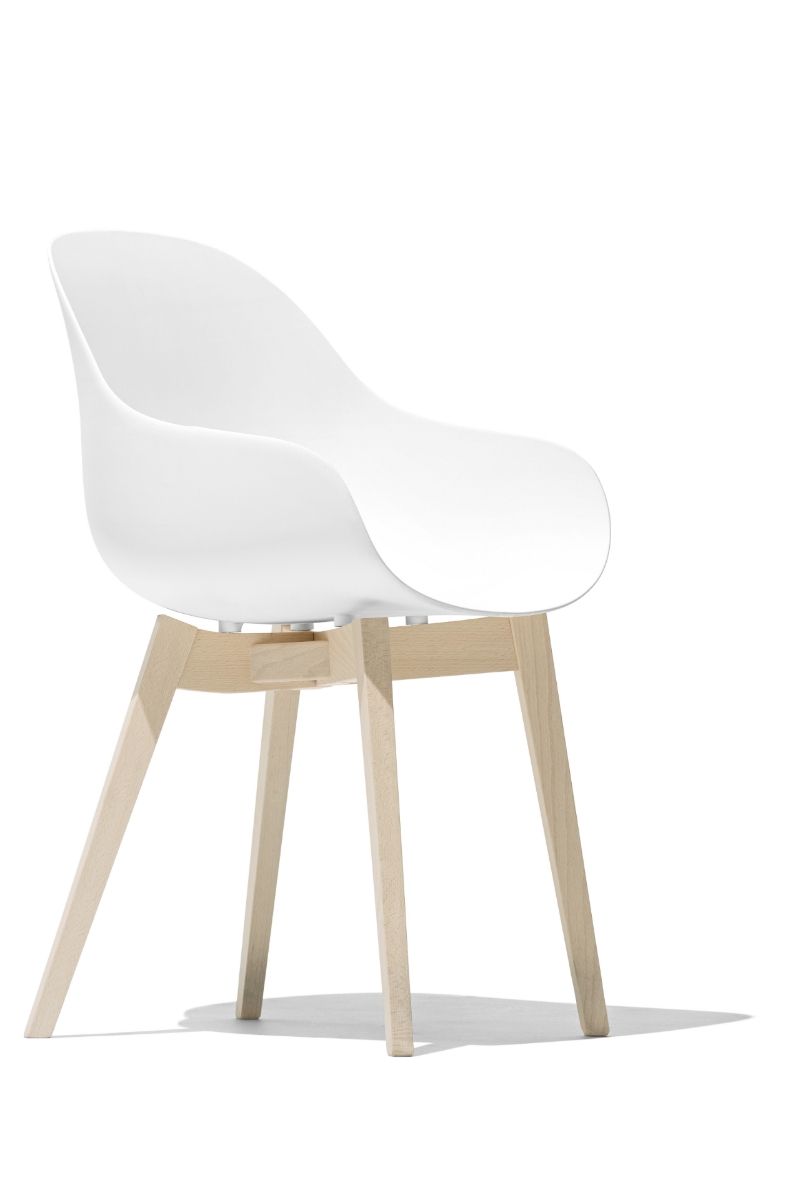 Εκθεσιακή καρέκλα Academy με μασίφ ξύλινα πόδια φυσικού χρώματος με άμεση παράδοση 