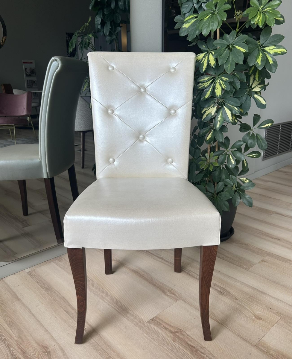 Εκθεσιακή καρέκλα Iris με καπιτονέ κάθισμα και ψηλή πλάτη