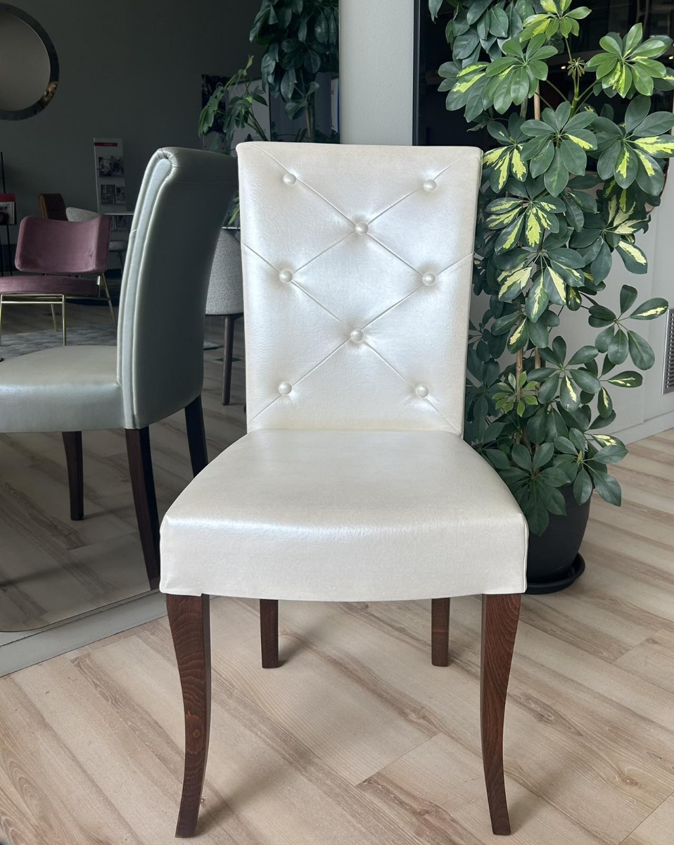 Εκθεσιακή καρέκλα Iris με πόδι καρυδιά