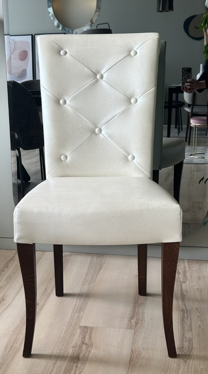 Κλασική νεοκλασική καρέκλα Iris εκρού με πόδια καρυδιά εκθεσιακή άμεσης παράδοσης Αθήνα Adamopoulos Casa Ideale