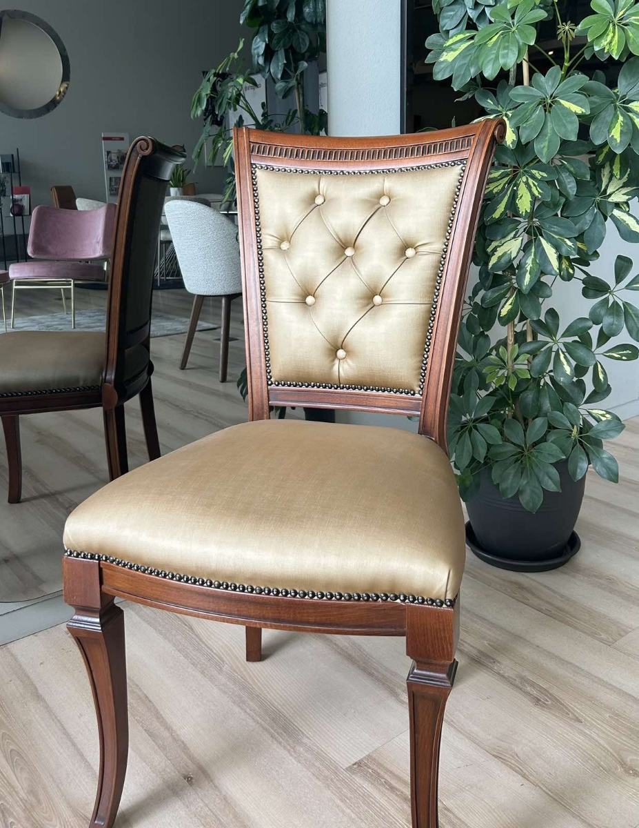 Κλασική καρέκλα Roza με σκαλιστό ξύλο και σατέν ύφασμα