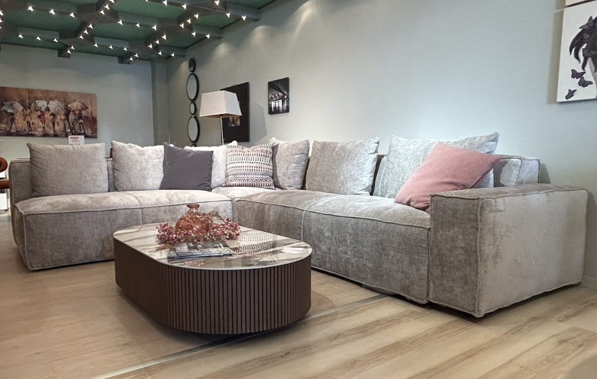 Γωνιακός καναπές Sara μοντέρνου box σχεδιασμού με κρυφά πόδια και τετραγωνισμένο μπράτσο