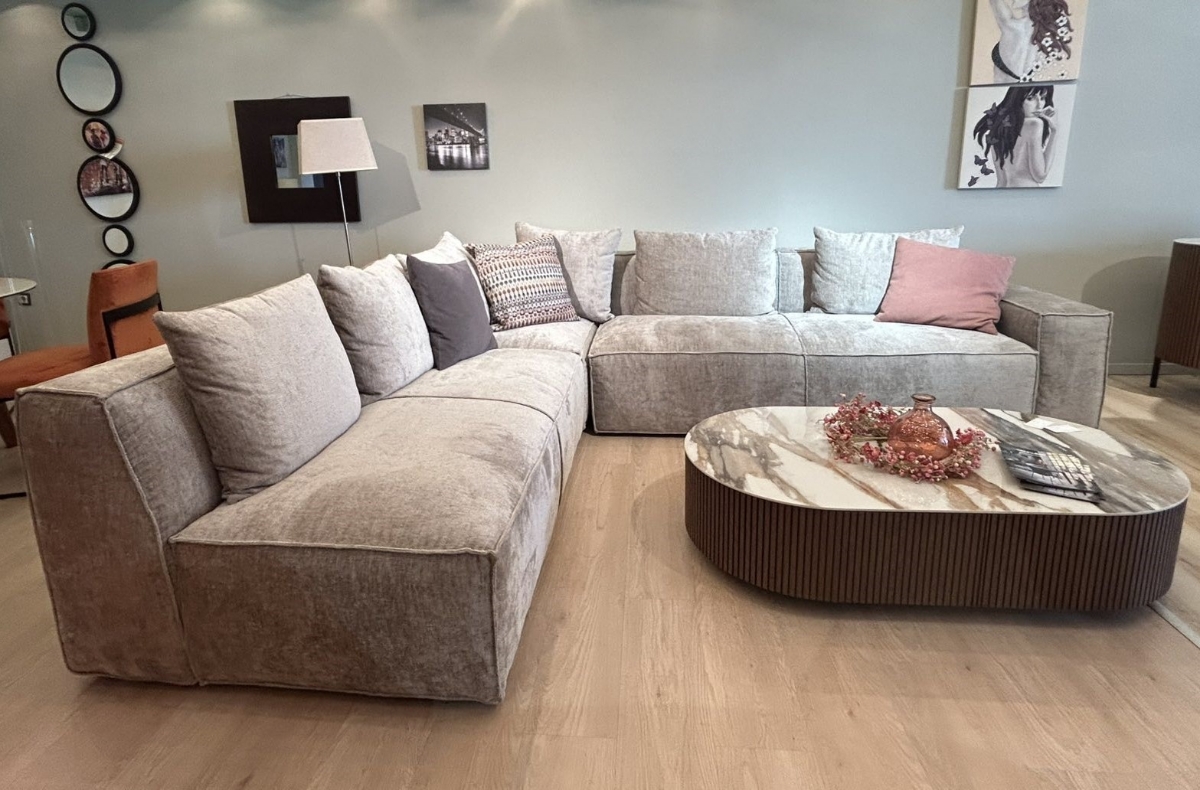 Τριθέσιος καναπές Sara με ενιαίο κάθισμα από πούπουλο και λάστιχο σε minimal γραμμές