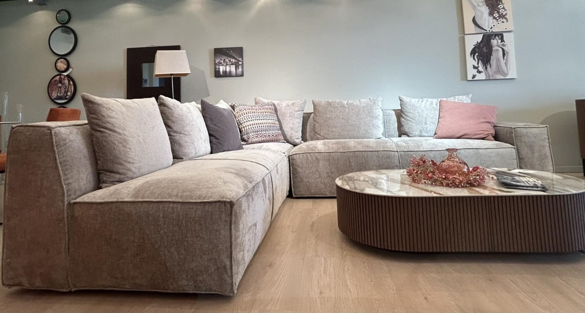 Διθέσιος καναπές Sara με φιλέτο περιμετρικά και τετράγωνο μπράτσο σε σύγχρονο στυλ