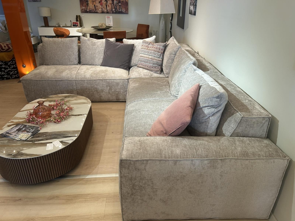 Λεπτομέρεια καναπέ Sara με κρυφή βάση και box αισθητική σε μοντέρνο σαλόνι