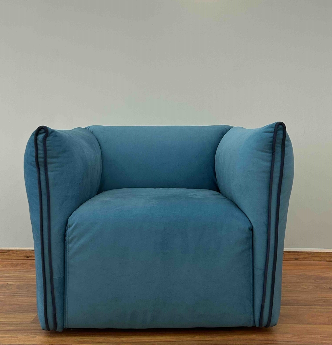 Άνετη πολυθρόνα καθιστικού με ανθεκτικό ύφασμα