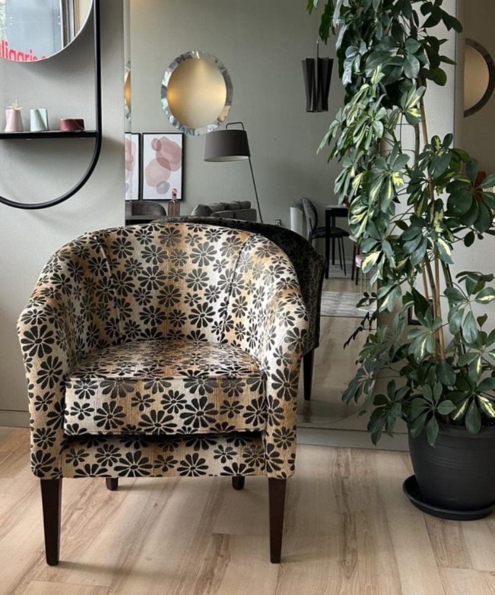 Πολυθρόνα DANDOLO μπεζ με φλοράλ σχέδιο σε καφέ και μαύρο