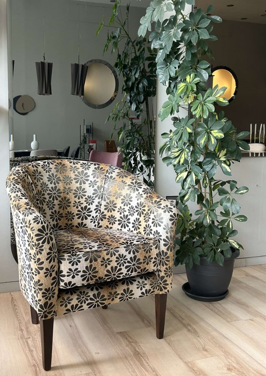 Εκθεσιακή πολυθρόνα DANDOLO με ύφασμα λουλουδάτο