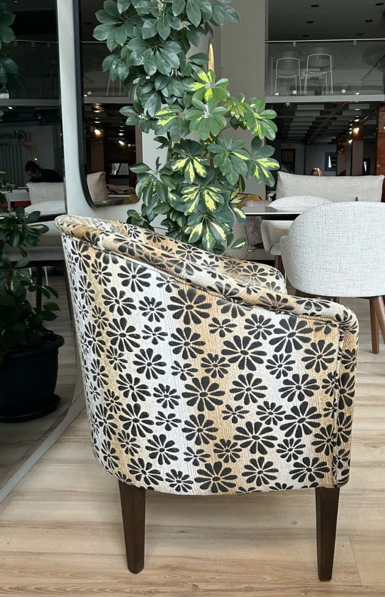 Νεοκλασσική πολυθρόνα καθιστικού σε γήινες αποχρώσεις