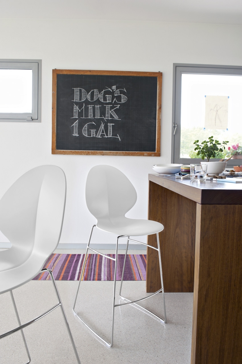 Design σκαμπό bar Basil με πλάτη και μεταλλικά πόδια Calligaris σε showroom Αθήνα Adamopoulos Casa Ideale