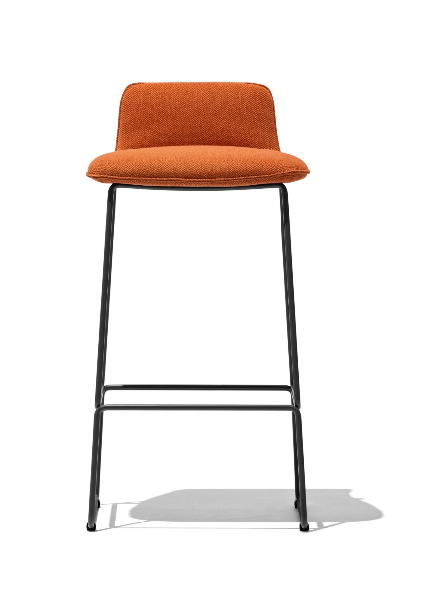 Σκαμπό μπαρ Riley Soft 4 Connubia  με μεταλλικά πόδια και κάθισμα από ύφασμα