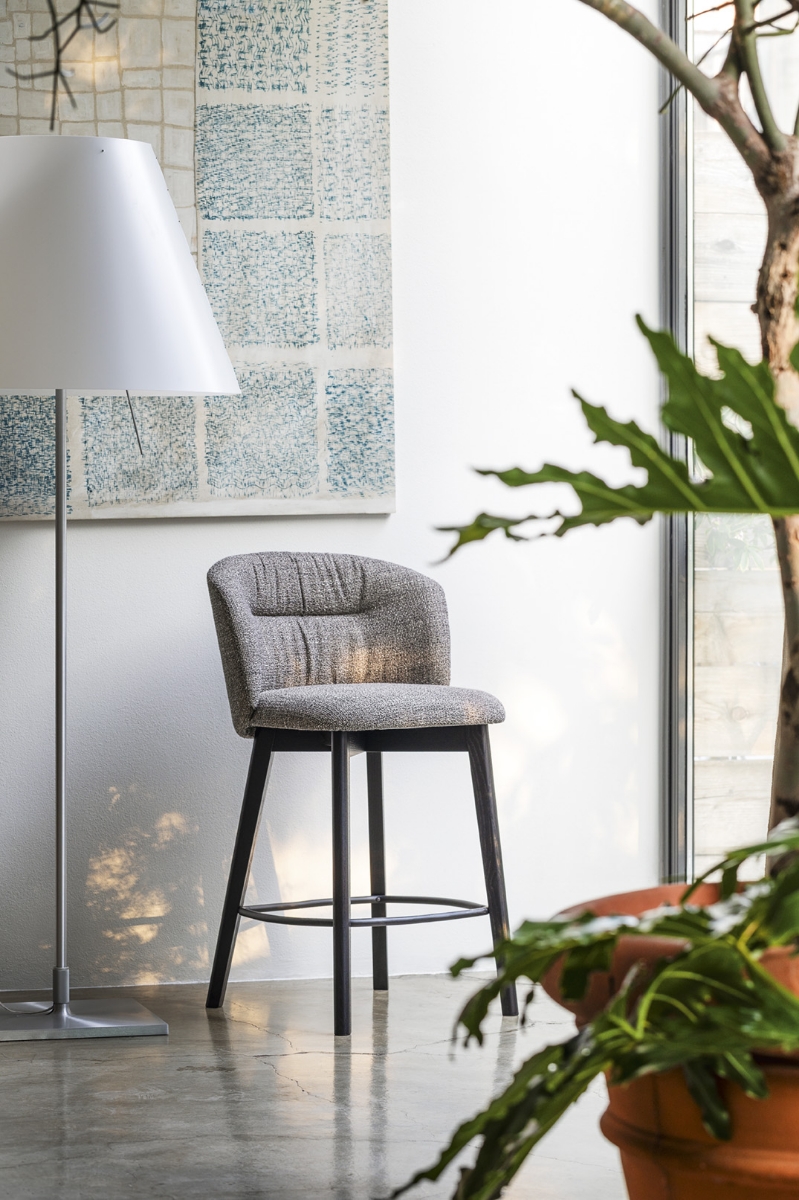 Σκαμπό μπαρ Calligaris Sweel με ξύλινα πόδια και επενδυμένη πλάτη – μοντέρνο ιταλικό design – Adamopoulos Casa Ideale