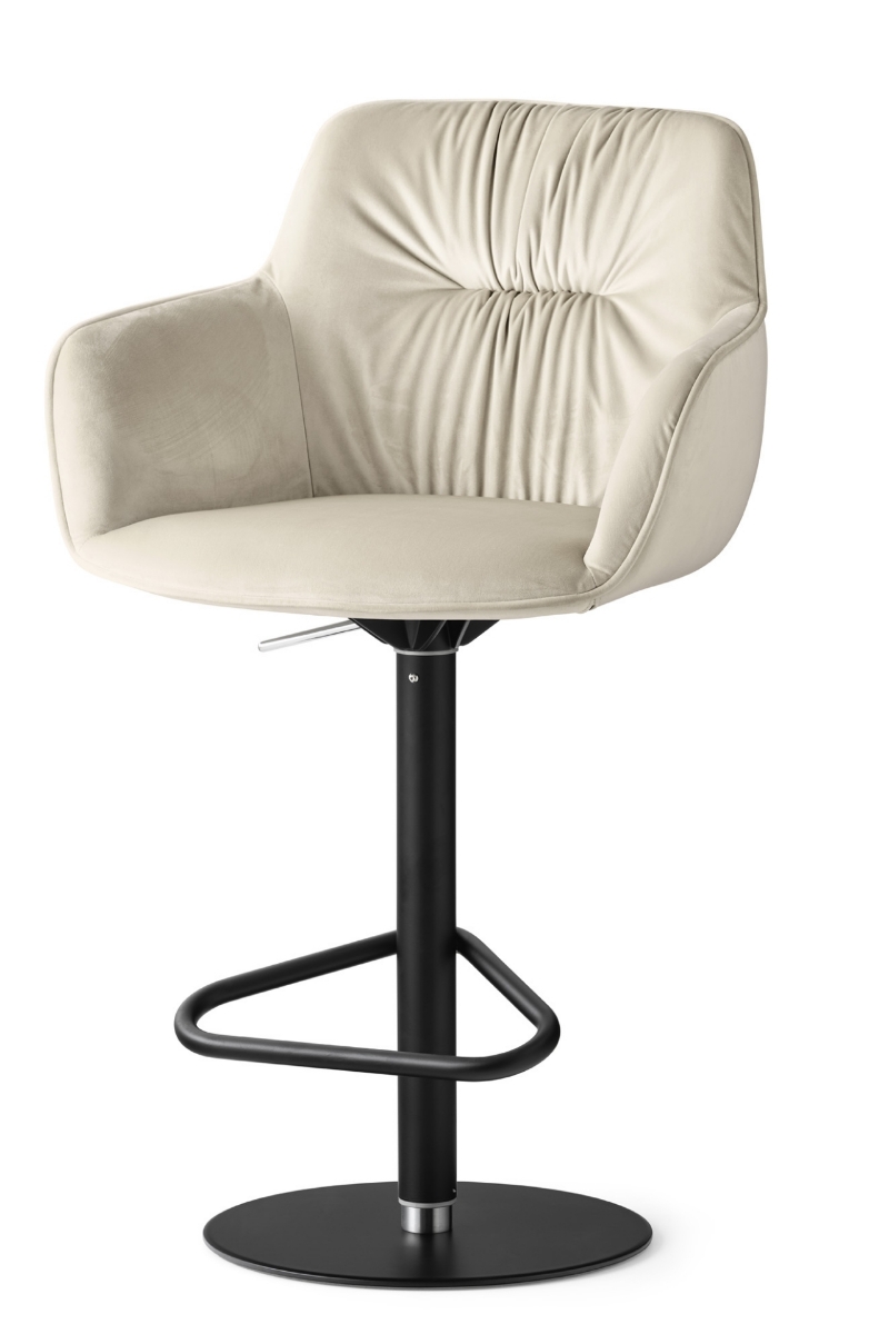 Σκαμπό μπαρ Calligaris Cocoon με πλούσια αγκαλιαστή επένδυση, ρυθμιζόμενο ύψος και περιστρεφόμενη βάση – Adamopoulos Casa Ideale