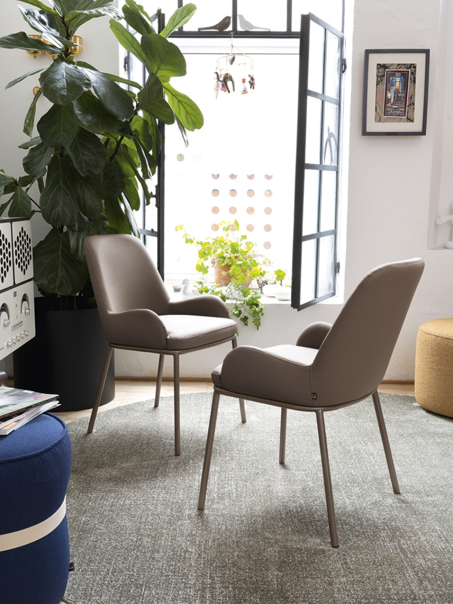 Καρέκλα με μπράτσο Flair by Calligaris σε ύφασμα με μεταλλική βάση