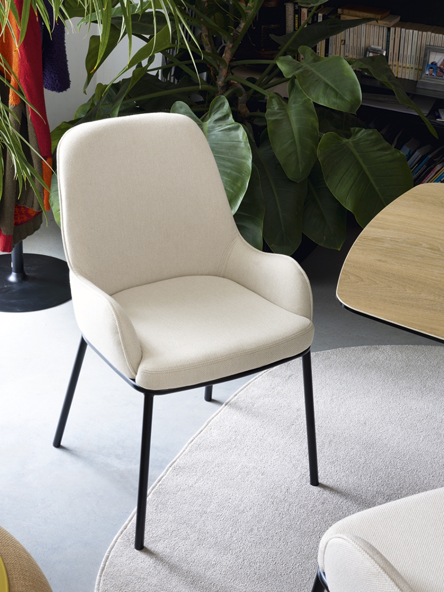 Ταπετσαρισμένη καρέκλα Flair Connubia by Calligaris με ψηλή πλάτη και μπράτσα σε ύφασμα