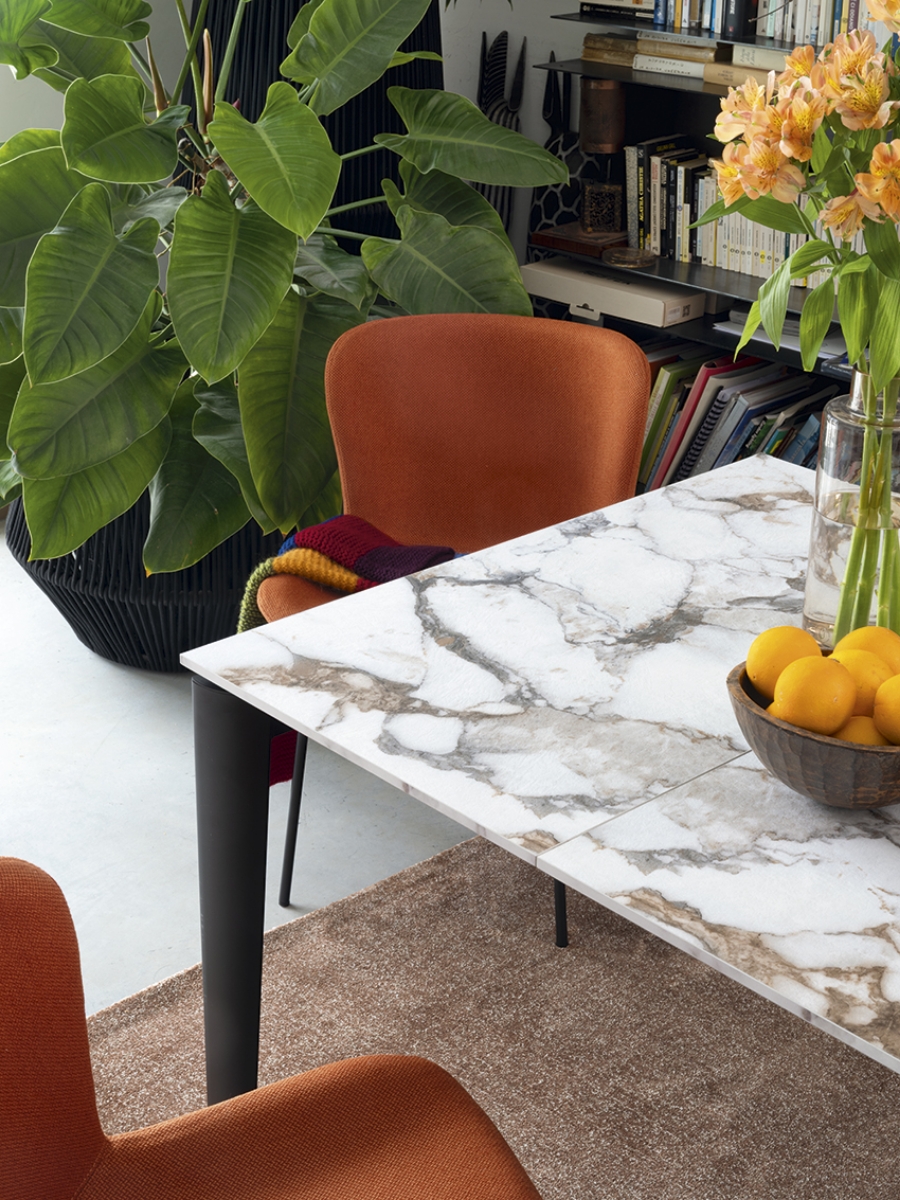 Ταπετσαρισμένη καρέκλα Forma Connubia by Calligaris με μαλακό προφίλ σε ύφασμα