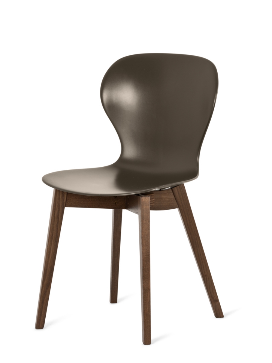 Καρέκλα Ops της Connubia by Calligaris με ξύλινα πόδια καρυδιάς και κάθισμα από πολυπροπυλένιο σε χρώμα taupe