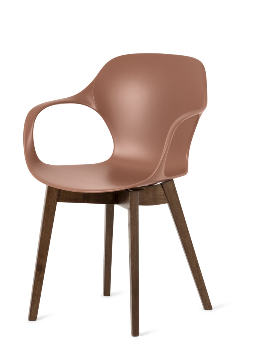Καρεκλοπολυθρόνα Ops της Connubia by Calligaris με μπράτσα, ξύλινα πόδια καρυδιάς και κάθισμα από πολυπροπυλένιο σε χρώμα terracotta