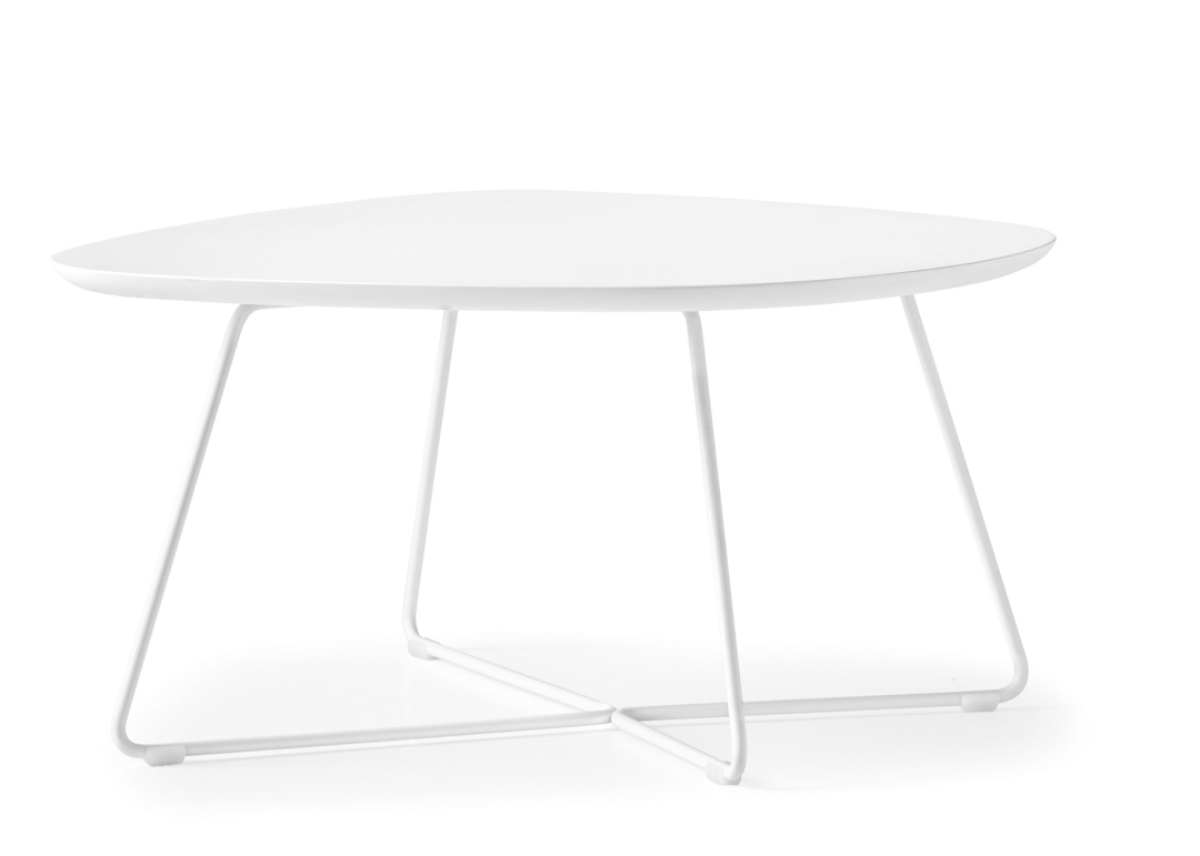 Product shot μεγάλου βοηθητικού τραπεζακιού Ciop Connubia Calligaris 70×66 εκ. ύψος 38 εκ., λευκή λάκα επιφάνεια με άνισο οβάλ σχήμα και λευκή μεταλλική βάση, λευκό φόντο.
