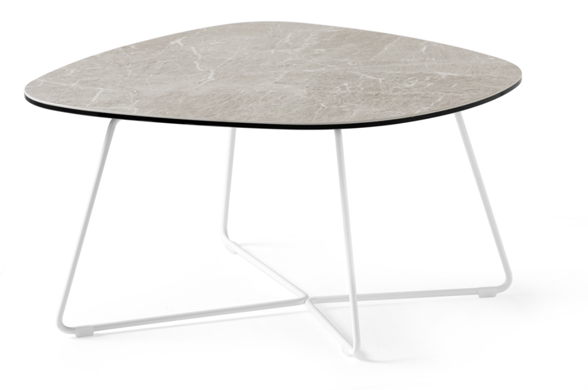 Product shot μεγάλου τραπεζακιού Ciop Connubia Calligaris 70×66 εκ.: κεραμική επιφάνεια γκρι marble-look με λευκή λεπτή μεταλλική βάση, λευκό φόντο.