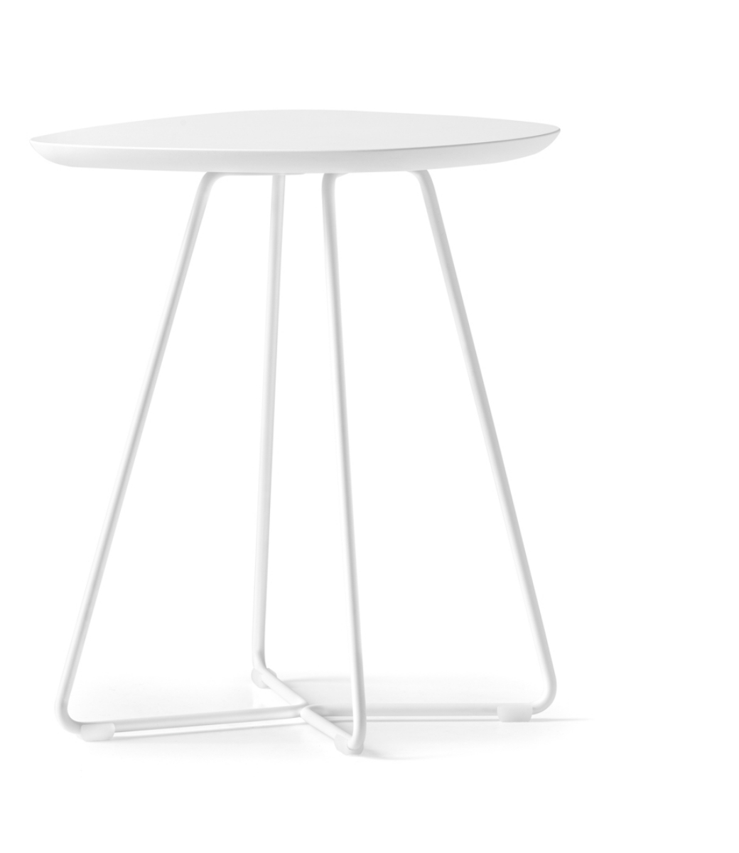 Product shot μικρού ψηλού βοηθητικού τραπεζακιού Ciop Connubia Calligaris 41×38,5 εκ. ύψος 51,5 εκ., λευκή λάκα επιφάνεια με λεπτή λευκή μεταλλική βάση, λευκό φόντο.