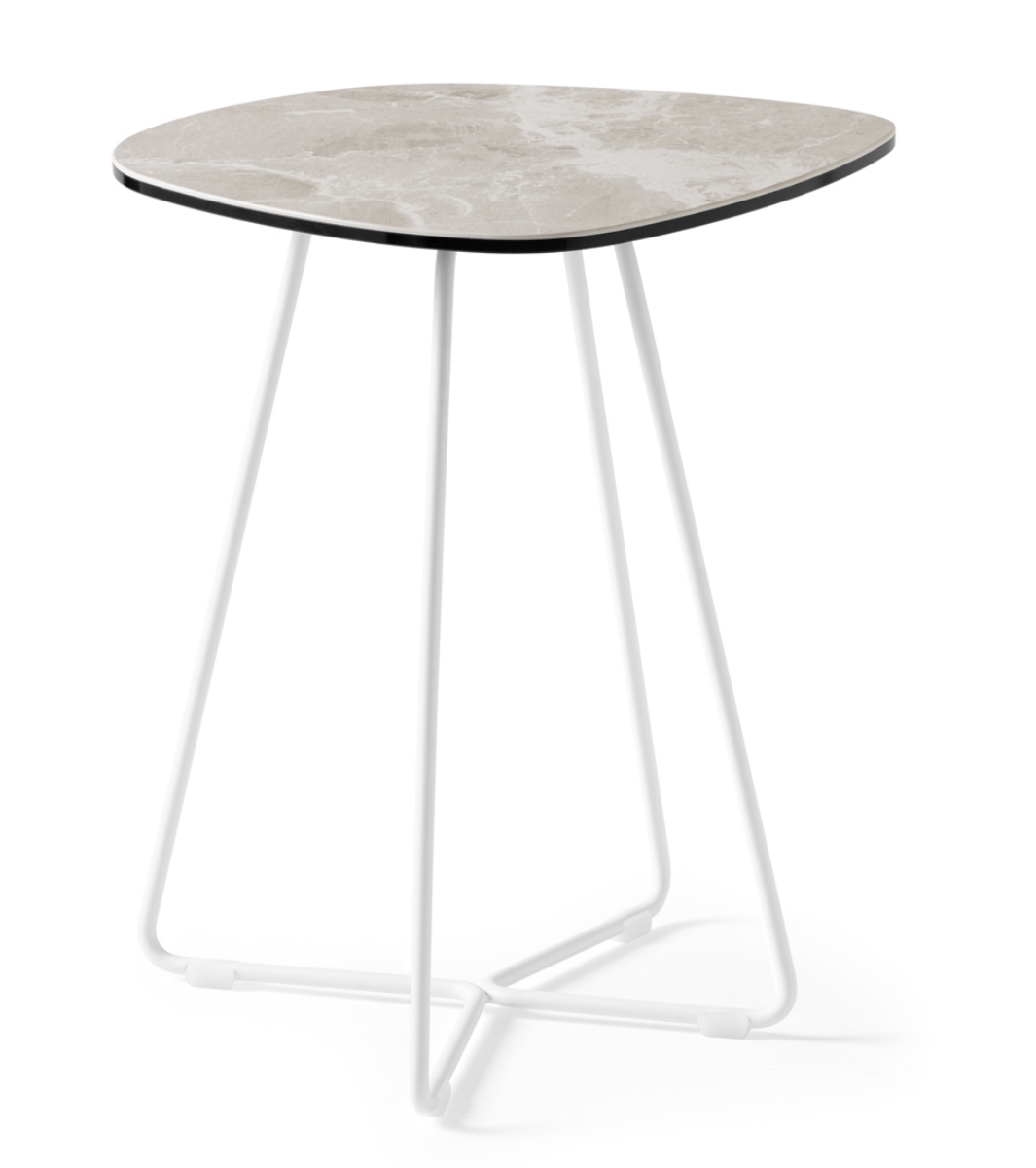 Product shot μικρού ψηλού τραπεζακιού Ciop Connubia Calligaris 41×38,5 εκ. ύψος 51,5 εκ.: κεραμική επιφάνεια γκρι marble-look με λεπτή λευκή μεταλλική βάση, λευκό φόντο.	