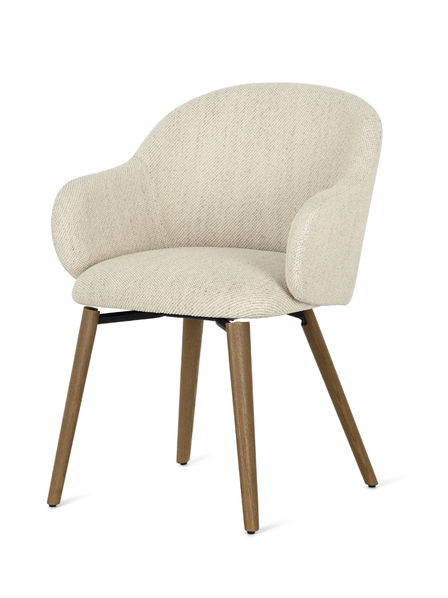 Πλάγια-μπροστά όψη καρέκλας με μπράτσα Holly Fab Calligaris σε εκρού ύφασμα με ξύλινα πόδια - Adamopoulos Casa Ideale, Αθήνα