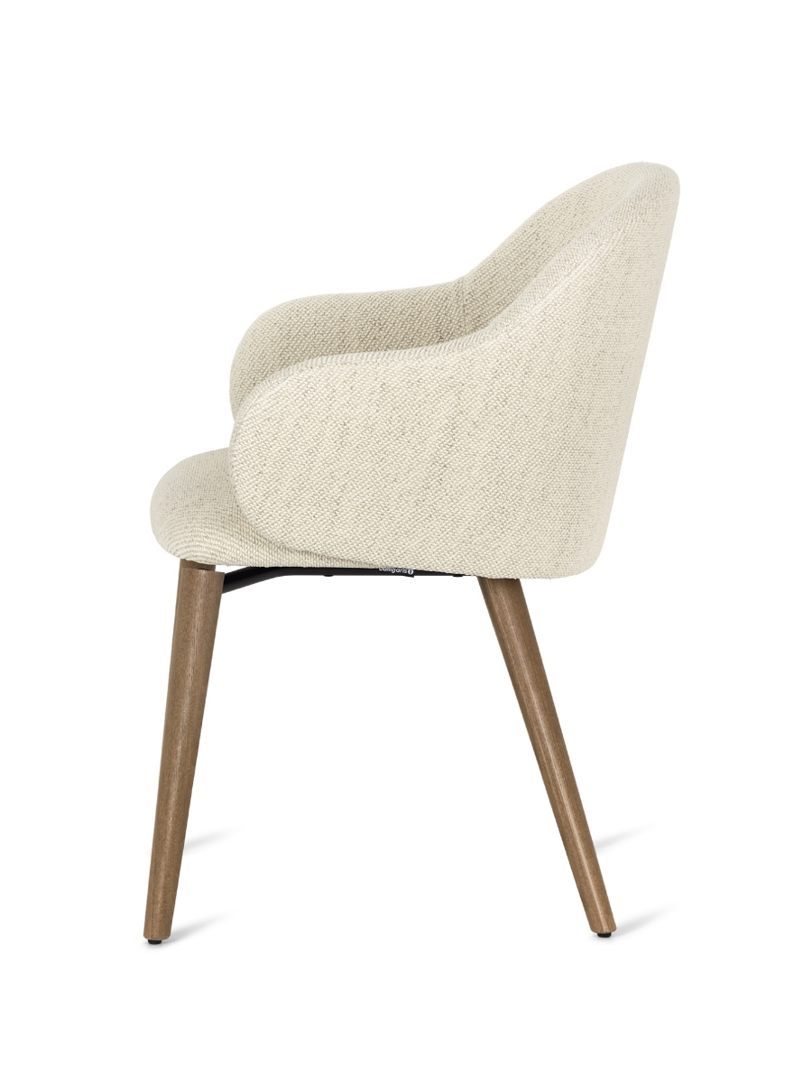 Πλάγια όψη καρέκλας με μπράτσα Holly Fab Calligaris, περιστρεφόμενο ξύλινο πόδι 180° σε εκρού ύφασμα - Adamopoulos Casa Ideale, Αθήνα