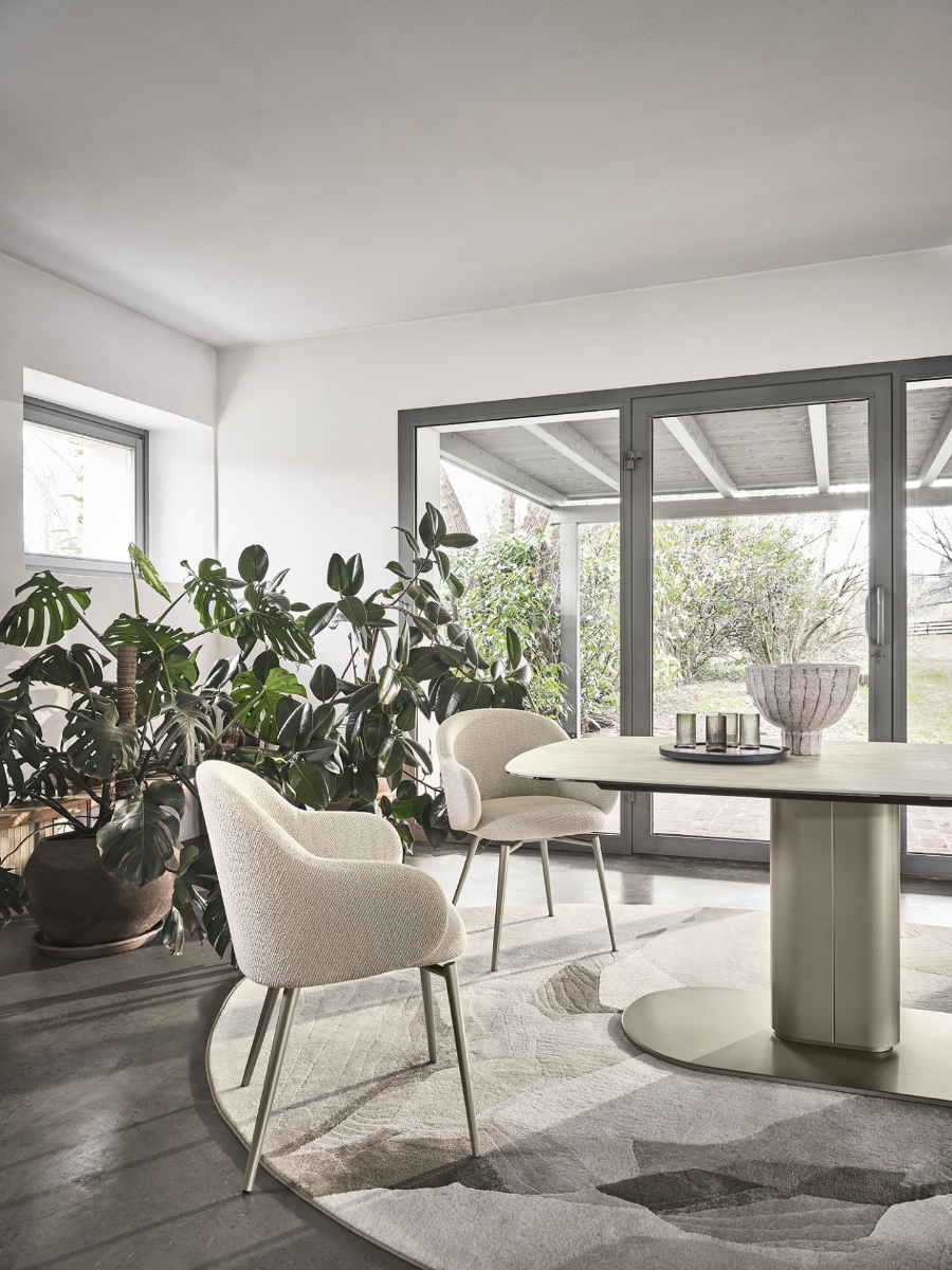 Καρέκλες με μπράτσα Holly Fab Calligaris σε εκρού μπουκλέ ύφασμα με μεταλλικά πόδια, γύρω από τραπέζι Calligaris CS4124 - showroom Adamopoulos Casa Ideale