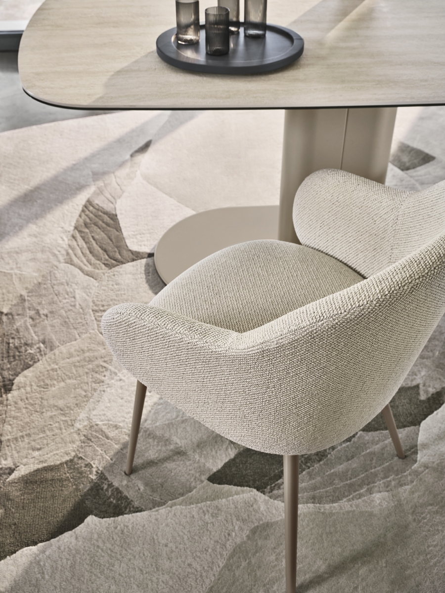 Καρέκλα με μπράτσα Holly Fab Calligaris σε εκρού μπουκλέ ύφασμα με μπεζ μεταλλικό περιστρεφόμενο πόδι, δίπλα σε τραπέζι Calligaris CS4124 - Adamopoulos Casa Ideale