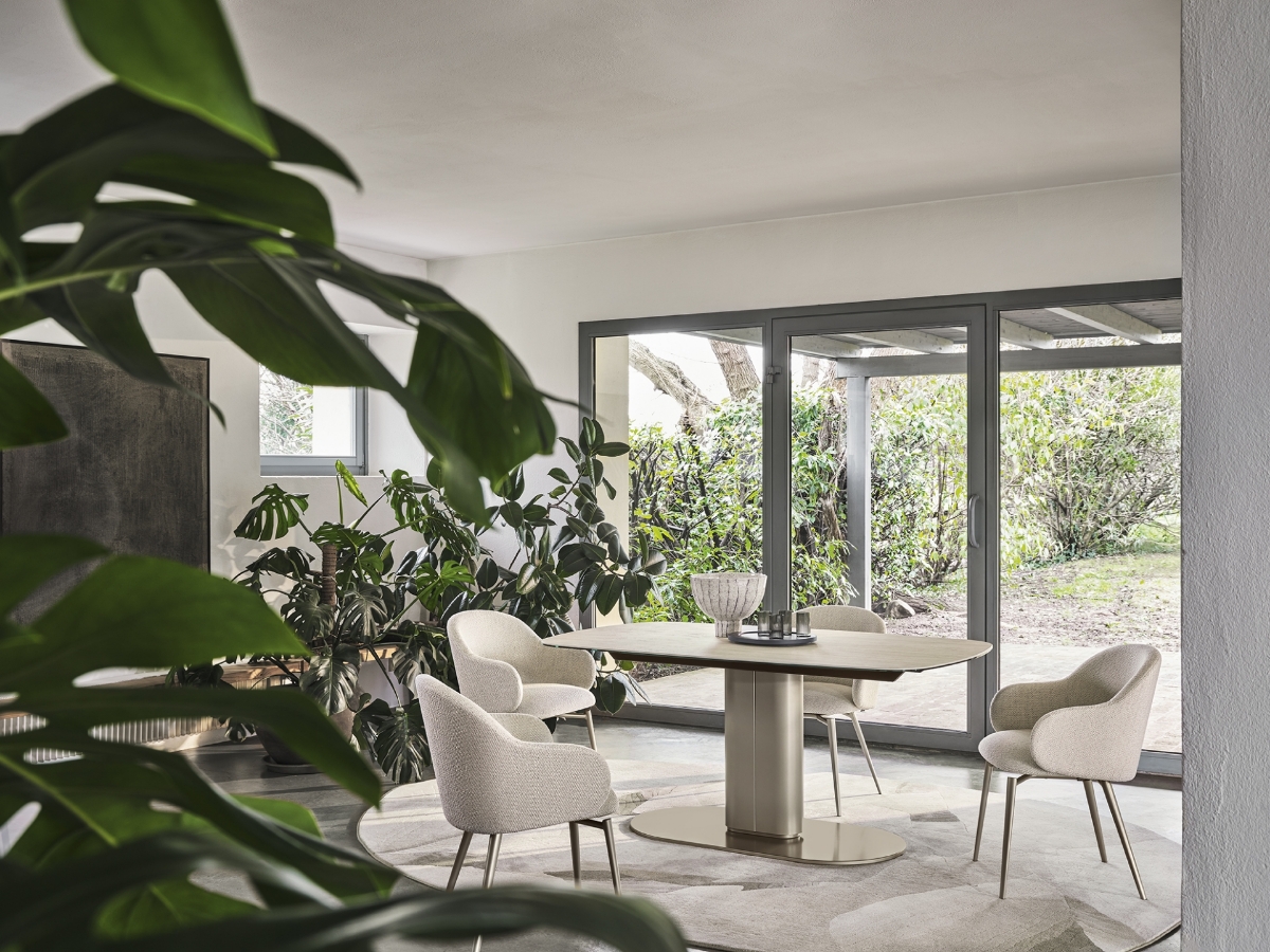 Τραπεζαρία με καρέκλες Holly Fab Calligaris σε εκρού μπουκλέ ύφασμα και μεταλλικά πόδια, τραπέζι Calligaris CS4124 και φωτιστικό CS7283 - Adamopoulos Casa Ideale, Αθήνα