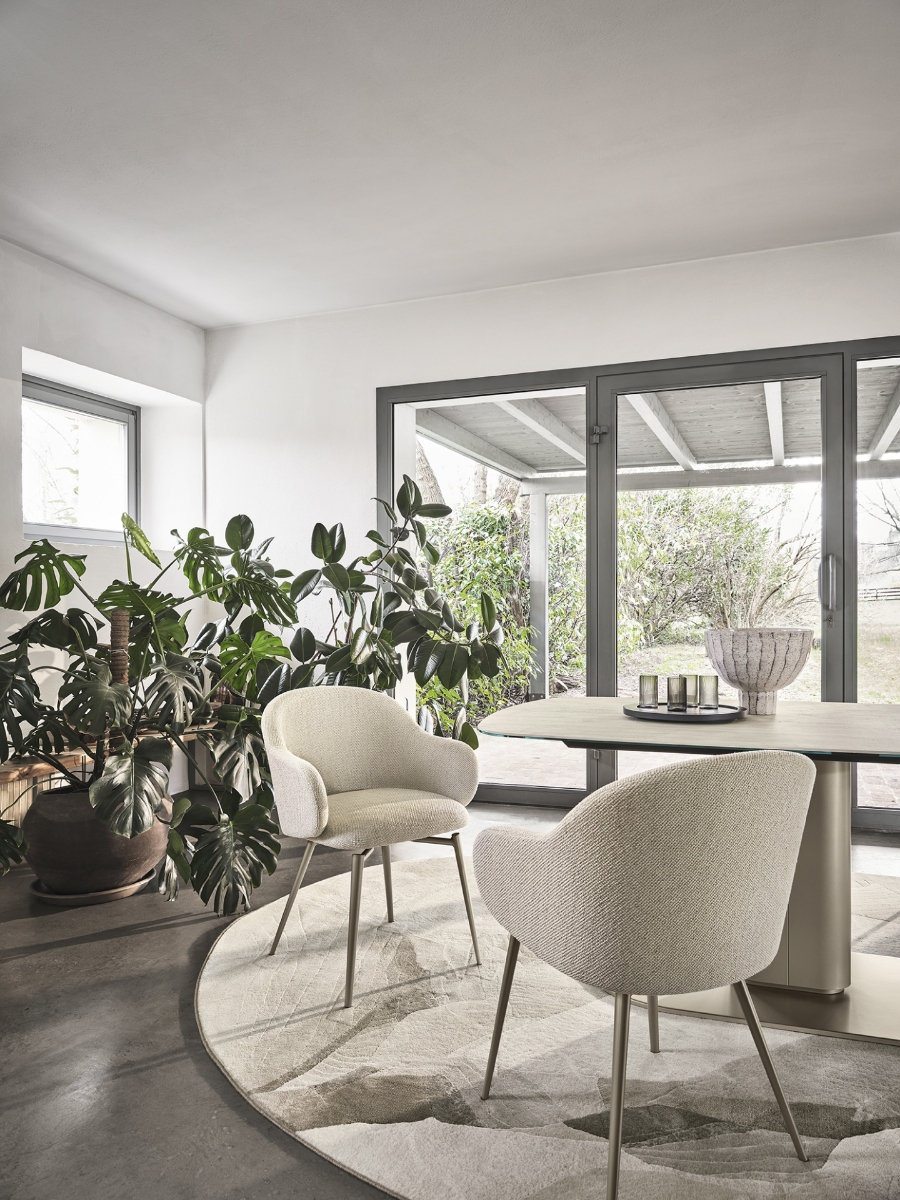 Καρέκλες με μπράτσα Holly Fab Calligaris σε εκρού ύφασμα με μπεζ μεταλλικά πόδια και τραπέζι Calligaris CS4124 - επίσημος αντιπρόσωπος Adamopoulos Casa Ideale