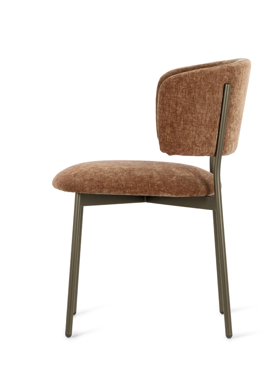 Πλάγια όψη καρέκλας με μπράτσα Flex Calligaris σε κανελί σενίλ ύφασμα με taupe μεταλλικό πόδι - Adamopoulos Casa Ideale, Αθήνα