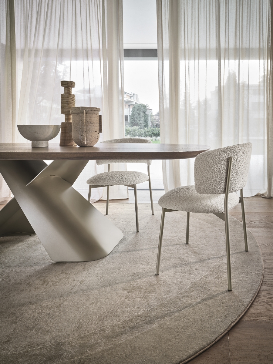 Καρέκλες με μπράτσα Flex Calligaris σε εκρού μπουκλέ με sand μεταλλικό πόδι, δίπλα σε τραπέζι Calligaris CS4175 - Adamopoulos Casa Ideale