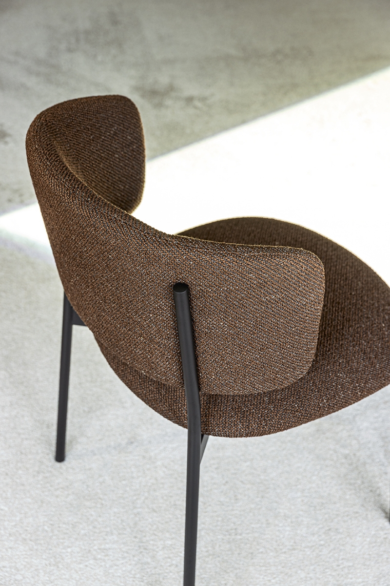 Detail πλάτης καρέκλας με μπράτσα Flex Calligaris σε καφέ tweed ύφασμα με μαύρο μεταλλικό πόδι - Adamopoulos Casa Ideale, Αθήνα