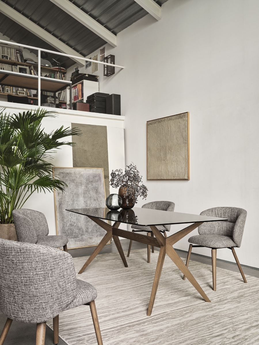 Καρέκλα Sweel Calligaris σε γκρι tweed ύφασμα δίπλα στο τραπέζι Kent CS4105 Calligaris με γυάλινη επιφάνεια και ξύλινη X-βάση - Adamopoulos Casa Ideale, Αθήνα