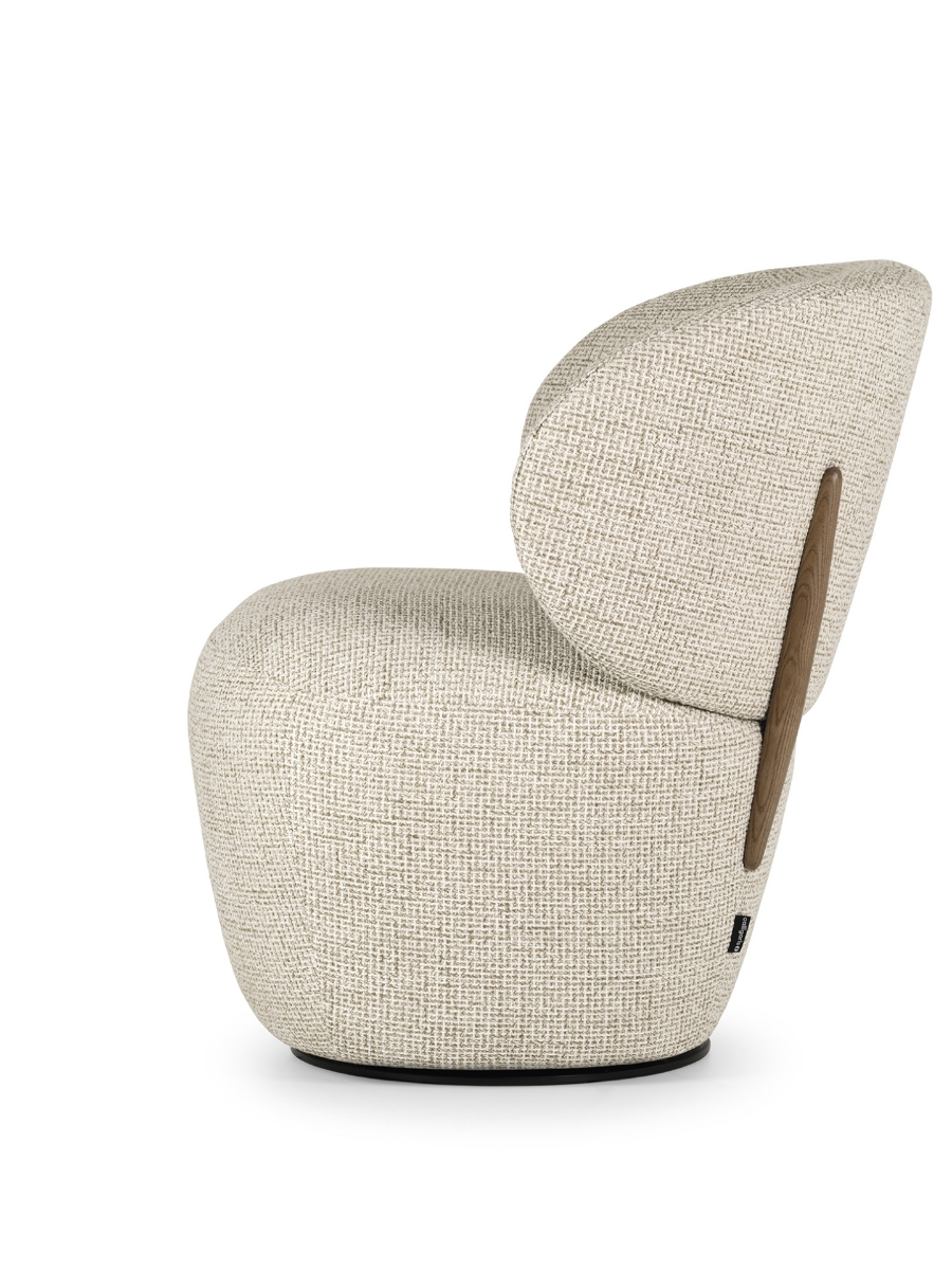 Πλάγια όψη lounge πολυθρόνας Mara Mid Calligaris σε κρεμ μπουκλέ ύφασμα με ξύλινα πλαϊνά και περιστρεφόμενη βάση - Adamopoulos Casa Ideale, Αθήνα