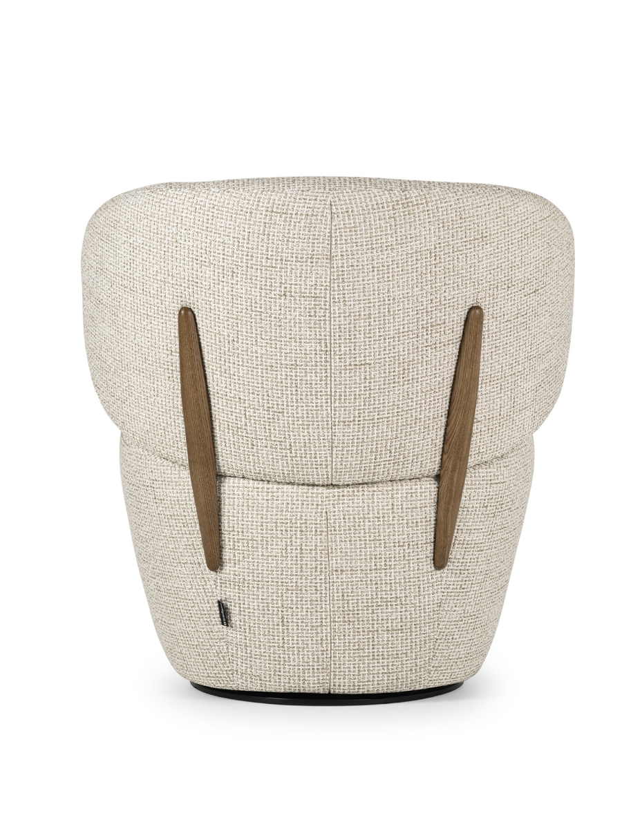 Πίσω όψη lounge πολυθρόνας Mara Mid Calligaris σε κρεμ μπουκλέ ύφασμα - χαρακτηριστικά ξύλινα πλαϊνά στοιχεία - Adamopoulos Casa Ideal