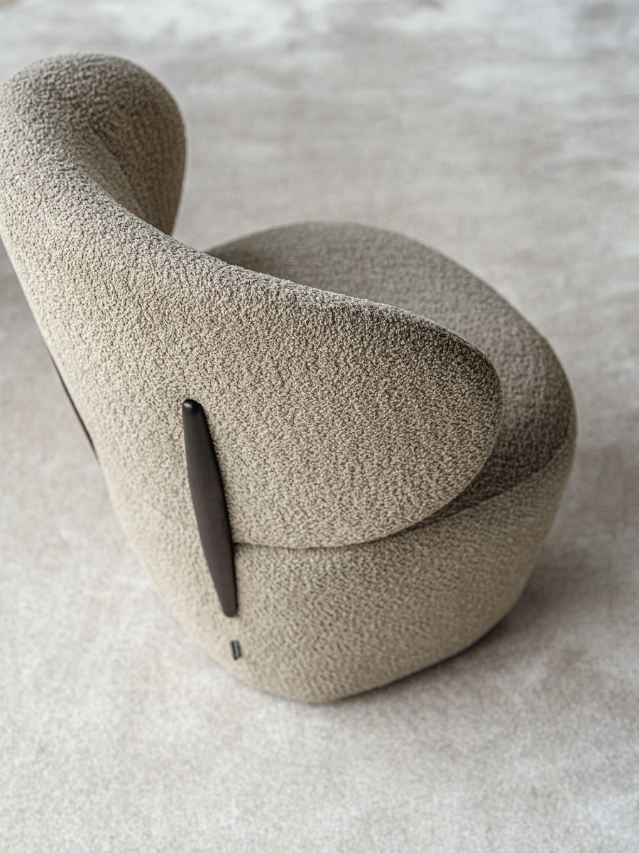 Πίσω όψη lounge πολυθρόνας Mara Mid Calligaris σε καφέ μπουκλέ με ξύλινα πλαϊνά στοιχεία σε smoke δρυ - Adamopoulos Casa Ideal