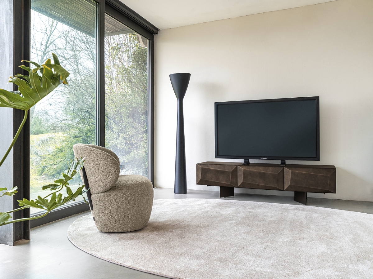 Lounge πολυθρόνα Mara Mid Calligaris σε καφέ μπουκλέ σε σαλόνι με έπιπλο τηλεόρασης Calligaris CS6215 - showroom Adamopoulos Casa Ideale, Αθήνα