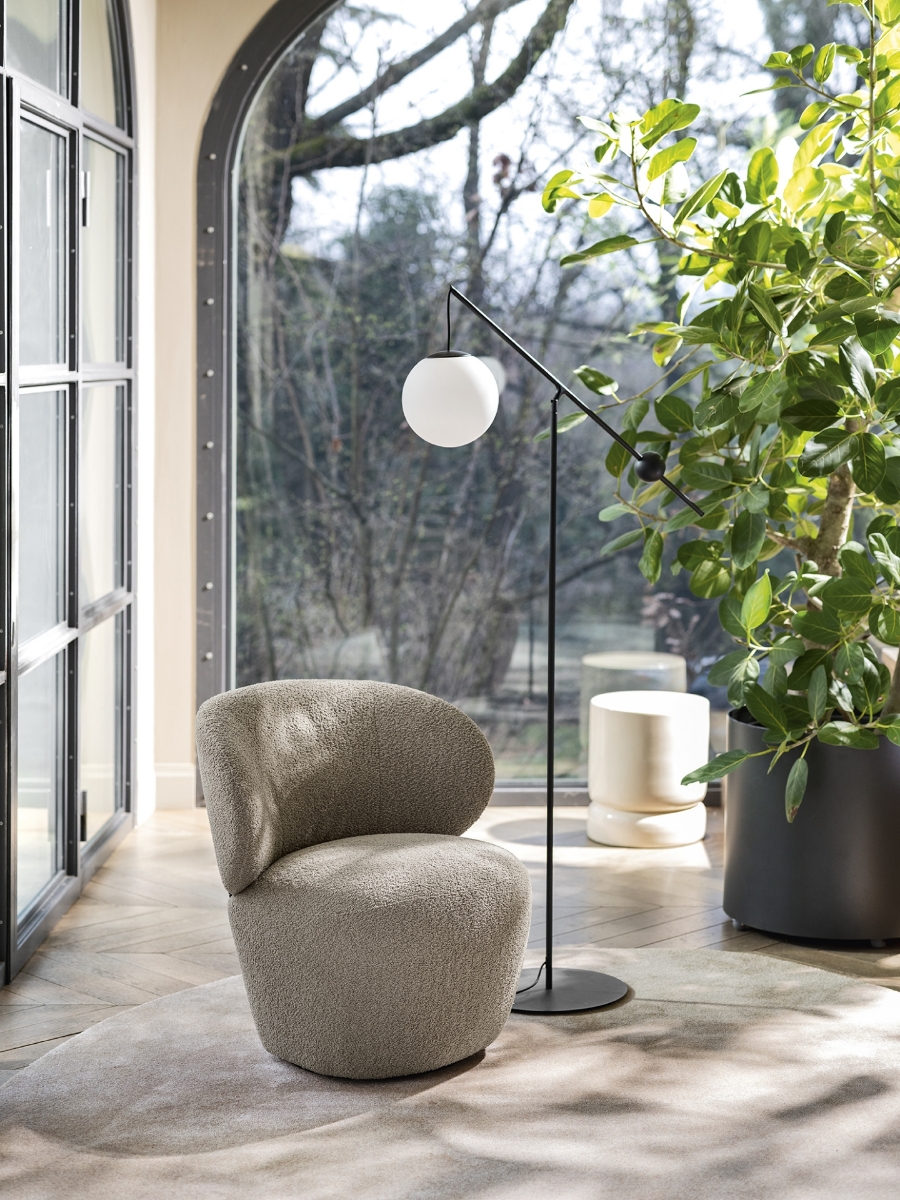 Lounge πολυθρόνα Mara Mid Calligaris σε taupe μπουκλέ ύφασμα σε σαλόνι με φωτιστικό Calligaris CS7192 - Adamopoulos Casa Ideale, Αθήνα