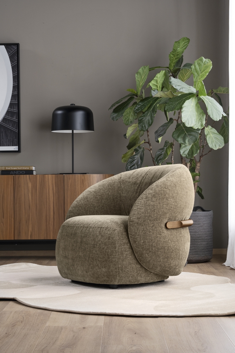 Lounge πολυθρόνα Oleandro Calligaris σε khaki σενίλ ύφασμα σε σαλόνι με έπιπλο Calligaris CS6076 και φωτιστικό CS7263 - showroom Adamopoulos Casa Ideale, Αθήνα